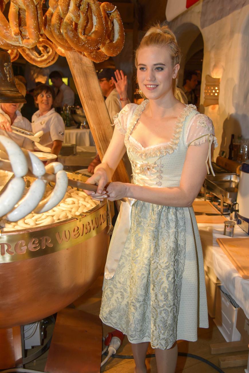 Model Larissa Marolt gönnt sich in ihrem mintfarbenen Dirndl lieber ein paar Weißwürste.