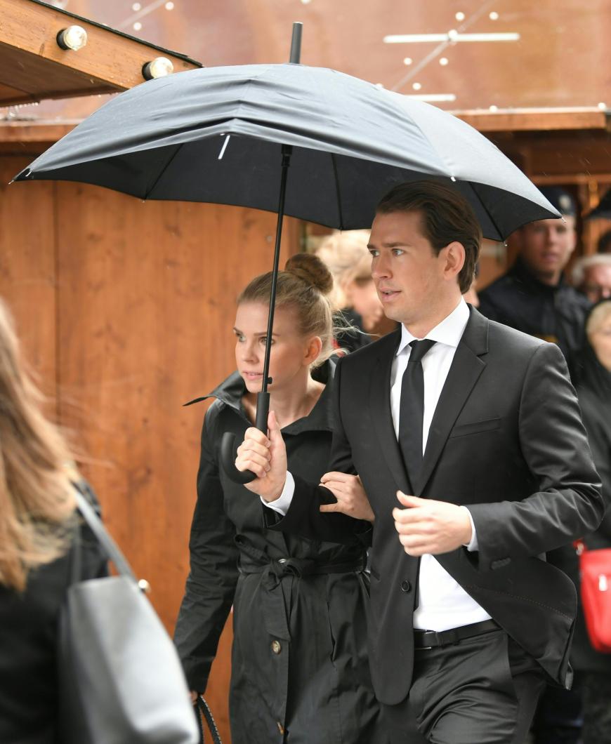 Der österreichische Ex-Bundeskanzler Sebastian Kurz und seine Freundin Susanne Thier verabschiedeten ebenfalls die Sportlegende.