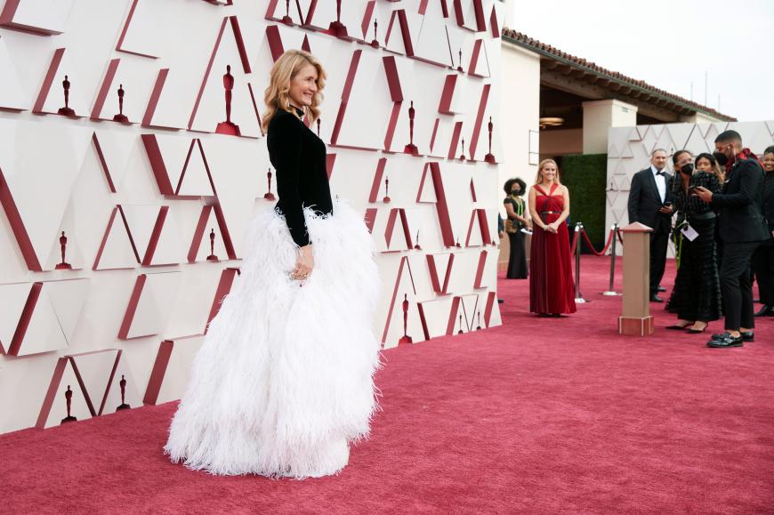 Laura Dern trug ein auffälliges Feder-Kleid von Oscar De La Renta.
