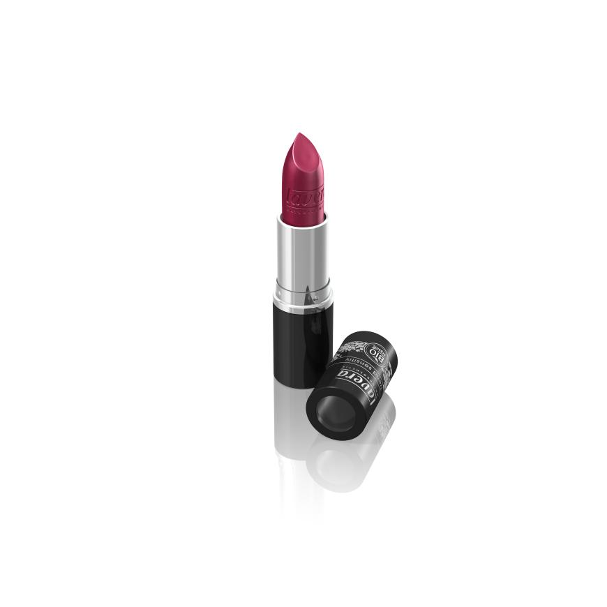 Intensive Farbe und Pflege in einem Produkt: „Beautiful Lips Colour Intense“-Lippenstift von Lavera, in der Nuance „Deep Red“, mit Bio-Blütenbutter aus Rose, Malve und Linde, ca. 5 Euro