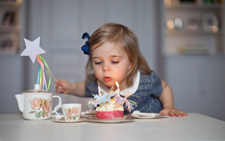 Der zweite Geburtstag! Prinzessin Leonore pustet ihr Geburtstagstörtchen aus.