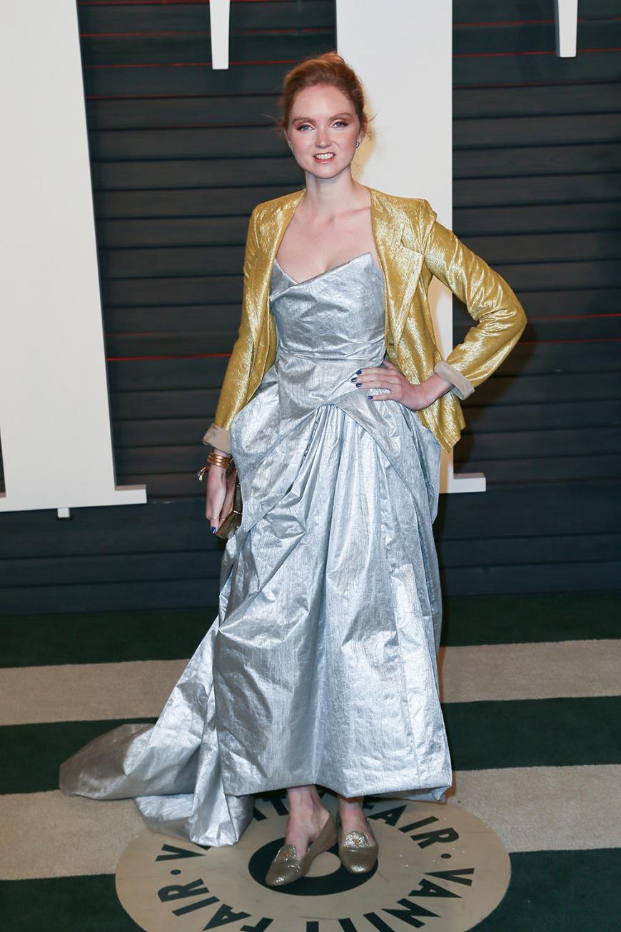 Nur weil Lily Cole ein Model ist, muss sie ja keine Ahnung von Mode haben, oder? Gelbgoldener Blazer zum Silberkleid und Glitzer-Slip-ons, dazu der kupferfarbene Lidschatten... beide Daumen runter!