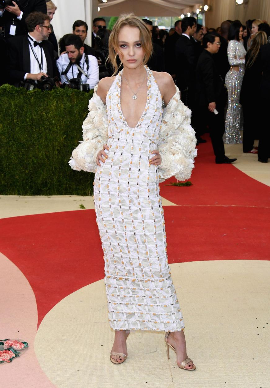 Na, wer blickt denn da so lasziv in die Kamera? Es ist tatsächlich die 16-jährige (!) Tochter von Johnny Depp und Vanessa Paradis in einem Outfit von Chanel.