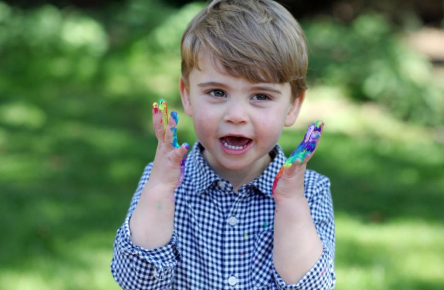Wie süüüüß! Der kleine Prinz Louis feierte am 23. April seinen zweiten Geburtstag und eigens dafür veröffentlichte der Palast neue, super niedliche Fotos des Mini-Royals ...