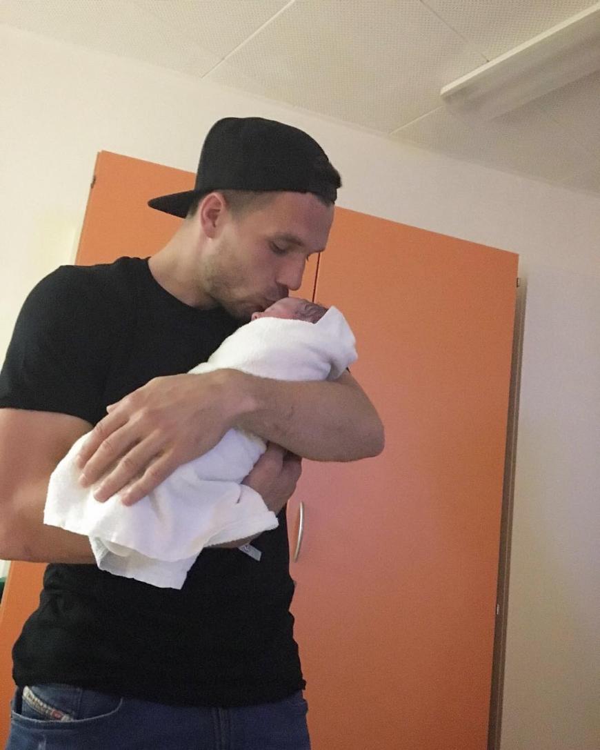 Lukas Podolski mit Baby Maya