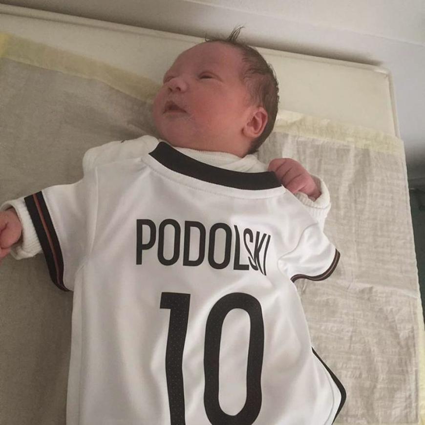 Baby Maya kam kurz vor der EM - dem letzten DFB-Turnier für Papa Lukas Podolski - zur Welt. Klar, dass sie gleich entsprechend eingekleidet wurde.