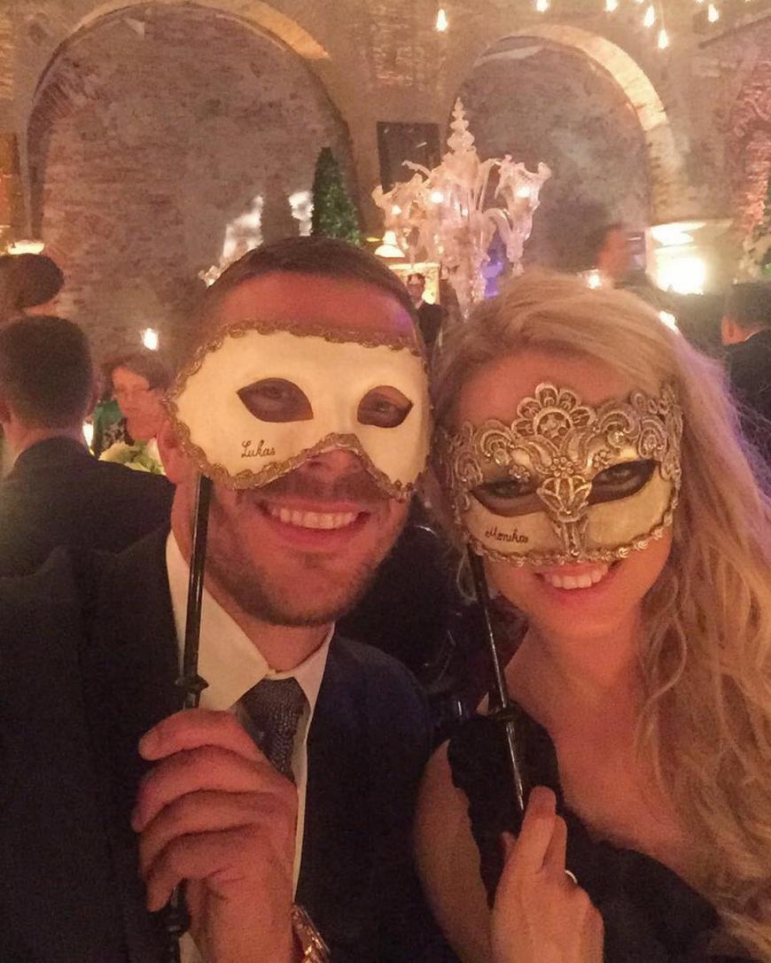 Lukas Podoski und seine Monika Puchalski haben Spaß bei der Hochzeitsfeier.