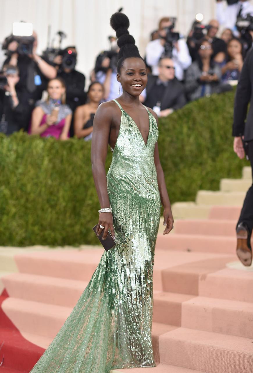Lupita Nyong'o trug ein grün-schillerndes Kleid von Calvin Klein Collection. Ihre Turmfrisur lenkte davon allerdings ein wenig ab.