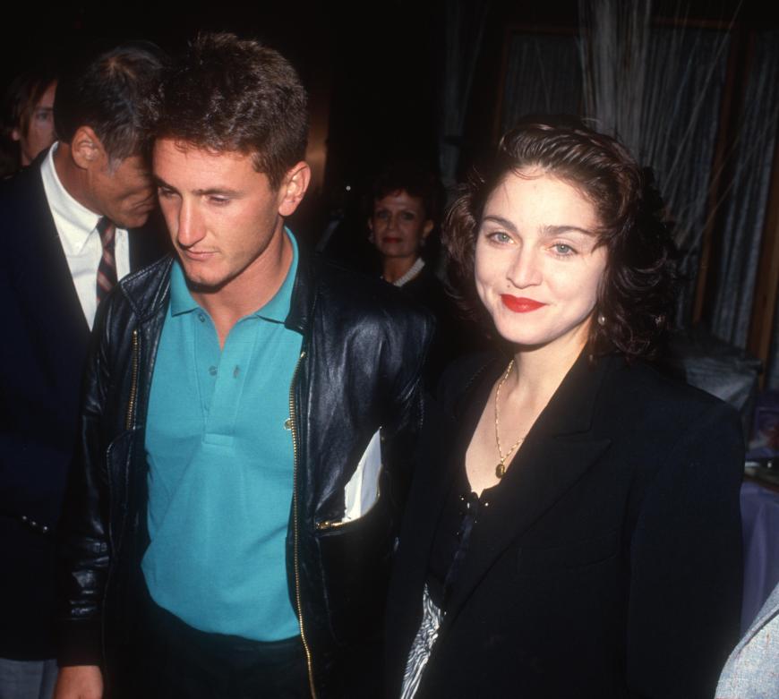 Madonna und Sean Penn (1985 - 1989)
Eine ganz große Liebe, die fürchterlich endete - so war es zwischen Madonna und Sean Penn. Die beiden heirateten 1985 und ließen sich 1989 wieder scheiden. Von Anfang an soll es sehr leidenschaftlich, aber auch leidenschaftlich streitlustig zugegangen sein. Sogar von häuslicher Gewalt war 1989 die Rede, was die Sängerin später jedoch entschieden bestritt. Penn sei Madonnas
