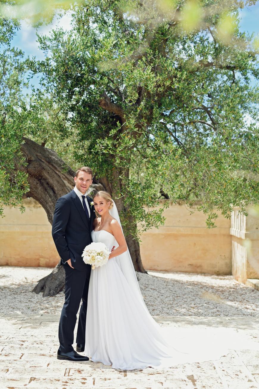 Einfach wunderschön! Manuel Neuer und seine Freundin Nina Weiss gaben sich am 10. Juni in Italien das Ja-Wort.