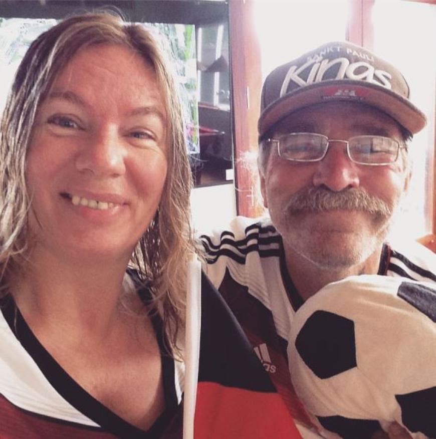 09:00 Uhr morgens auf Hawaii: Trotz Zeitumstellung lassen sich die TV-Auswanderer Konny Reimann und seine Frau Manuela das EM-Spiel Deutschland gegen Polen nicht entgehen.