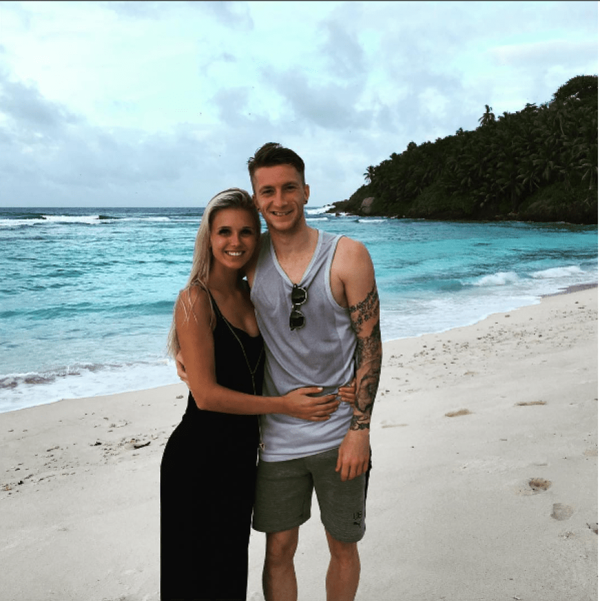 Bitter war's, als der verletzungsgeplagte Marco Reus die Teilnahme an der EM 2016 erneut knapp verpasste. Doch der BVB-Star hat Glück im Unglück: Mit seiner wunderschönen Freundin Scarlett Gartmann macht der Nationalspieler jetzt traumhaften Strandurlaub, während seine Team-Kollegen derzeit in Frankreich schwitzen. Läuft!