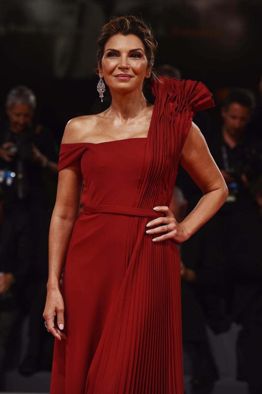 Classy! Maria Pia Calzone bewies in einem umwerfenden Kleid in einem edlen Dunkelrot, das man auch mit 49 noch den Red Carpet rocken kann. Daumen hoch!