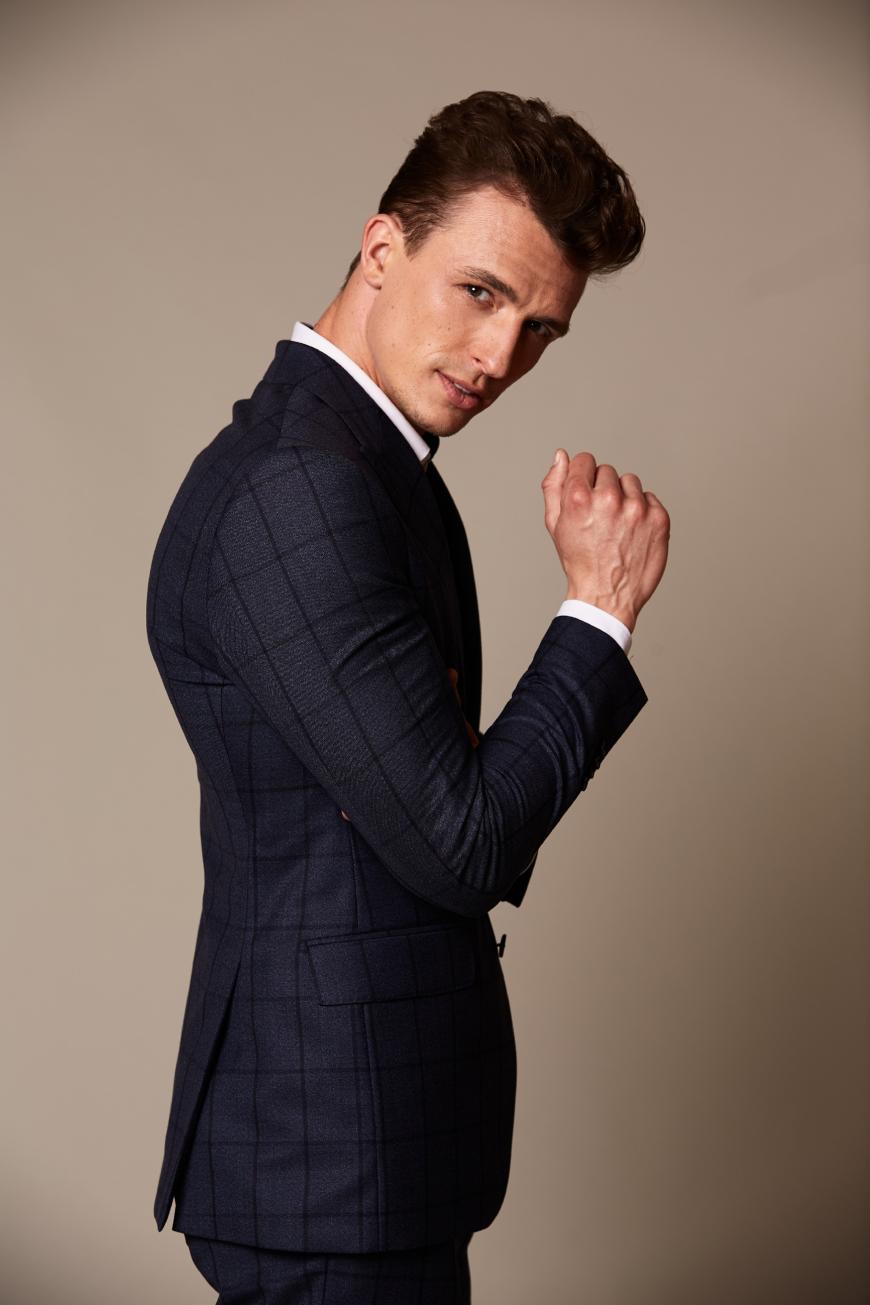 Maxim Sachraj, 29, Model und Ingenieur aus Hamburg. Auch Maxim wahrt seine Chancen aufs Finale, küsste Nadine beim Homedate. Doch kurz vor den Dreamdates schickte ihn Nadine nach Hause. (Keine Rose in Episode 6) Überraschende Fakten über Maxim HIER LESEN. Maxim auf Instagram