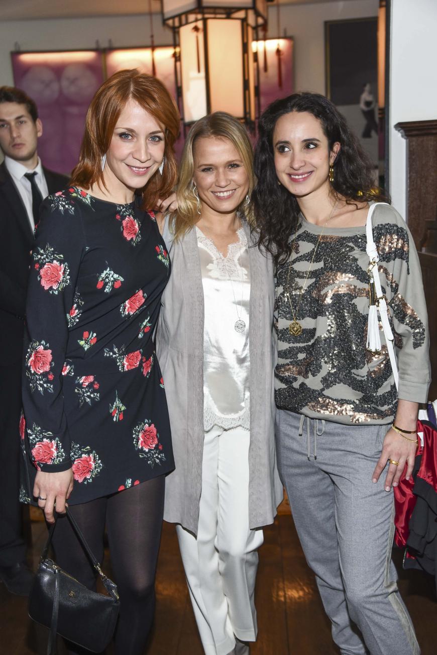 Annika Ernst, Nova Meierheinrich und Stephanie Stumph, v.l., an Tag 3 auf der Fashion Week Berlin.