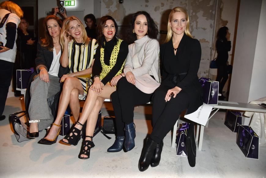 Bei der Show von Laurèl an Tag 3 war der Promi-Andrang enorm. In der Front Row machten es sich unter anderem Alexandra Neldel, Ursula Karven, Viktoria Lauterbach, Stephanie Stumph und Judith Rakers (v.l.) bequem.
