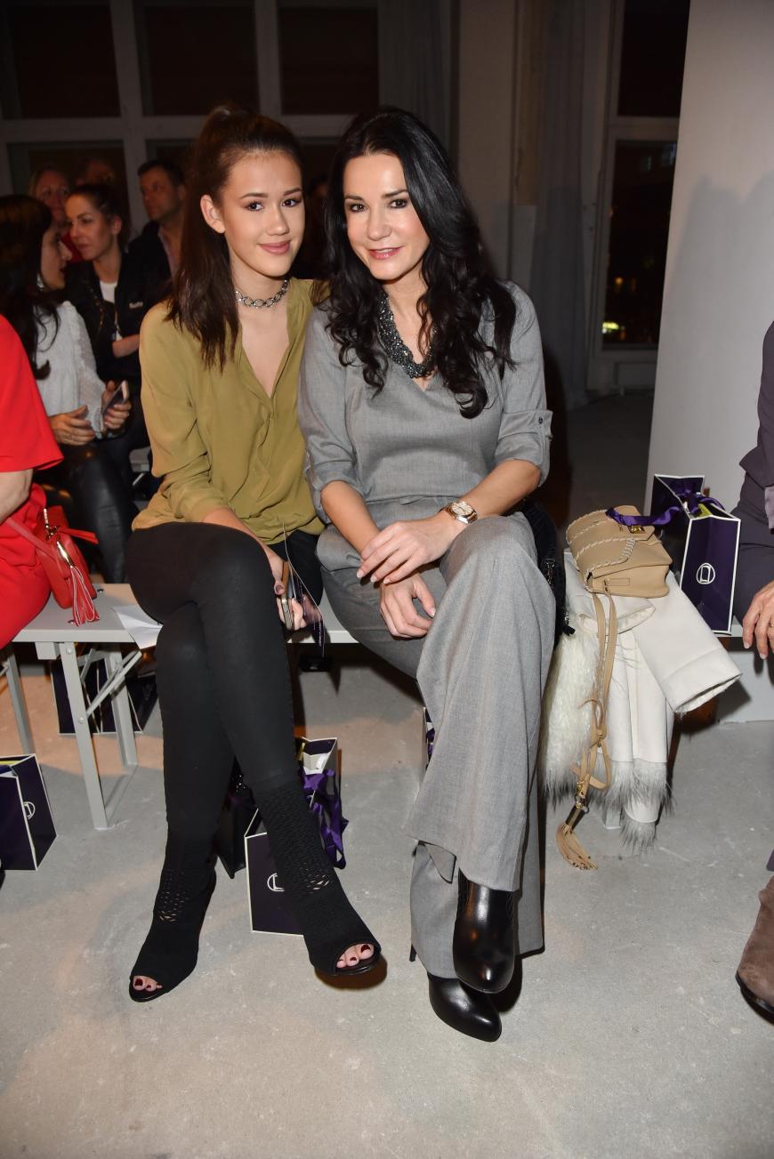 Mariella Ahrens (r.) kam mit ihrer hübschen Tochter Isabella zur Fashion Week Berlin.