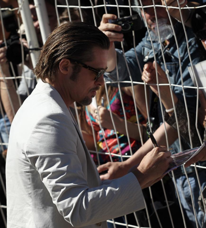 Heißbegehrt: Hunderte Fans warteten geduldig auf ihren Hollywood-Star