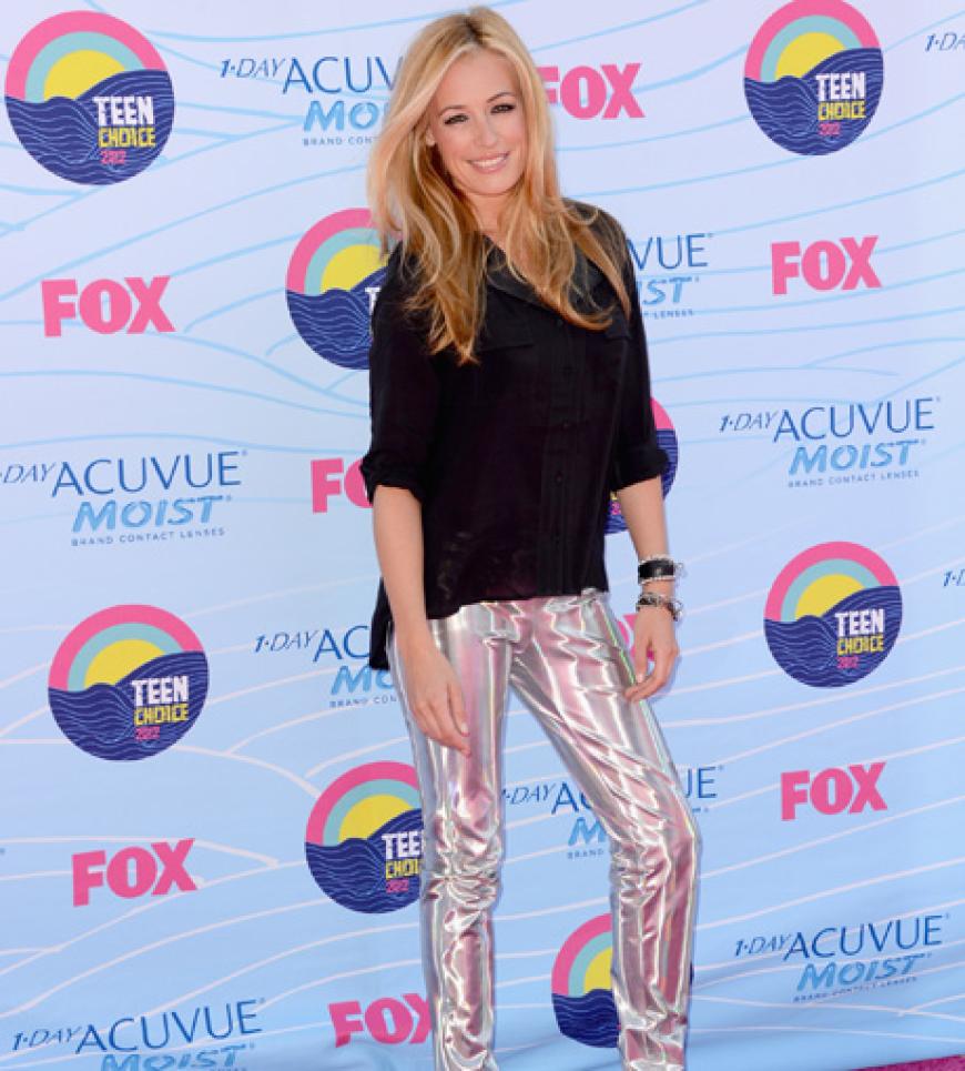Ja, ist denn heut' schon Weihnachten?! Statt Hose trägt Moderatorin Cat Deeley festlich schimmerndes Geschenkpapier an den Beinen