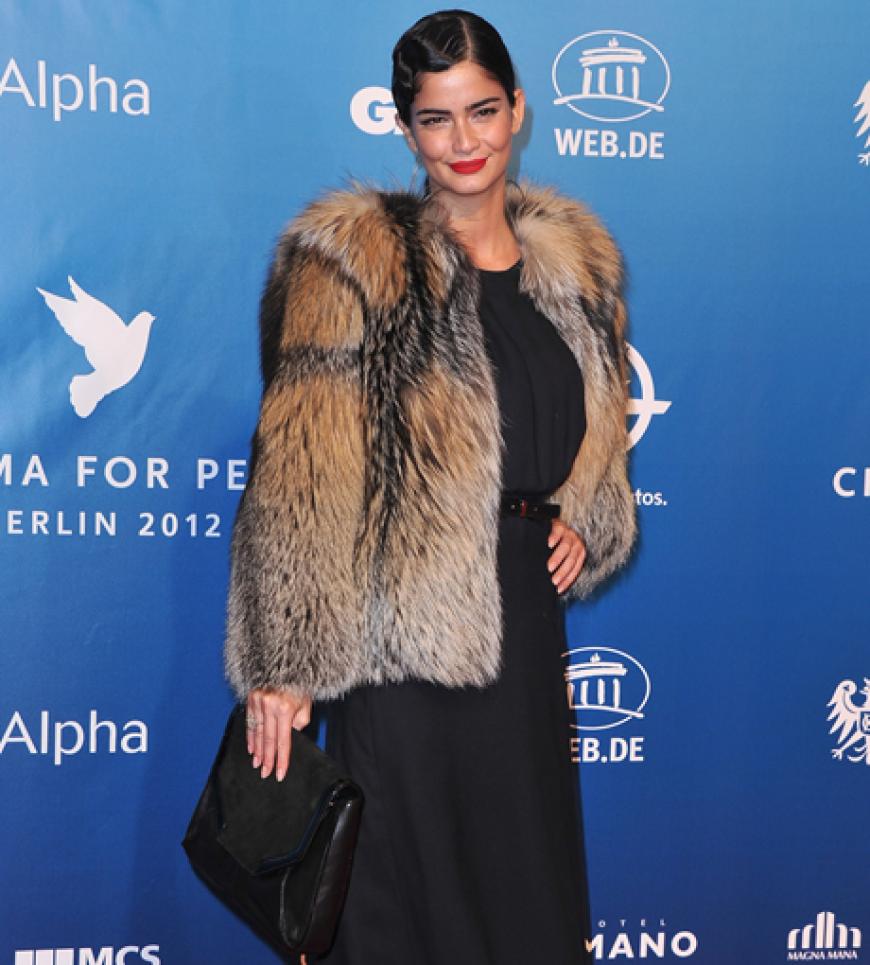 Model Shermine Sharivar kam mit pelziger Bekleidung