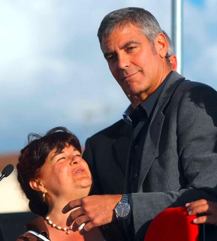 George Clooney umarmt Stefania Pezzopane