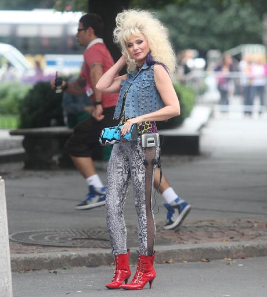 Kim Catrell richtet ihr Outfit