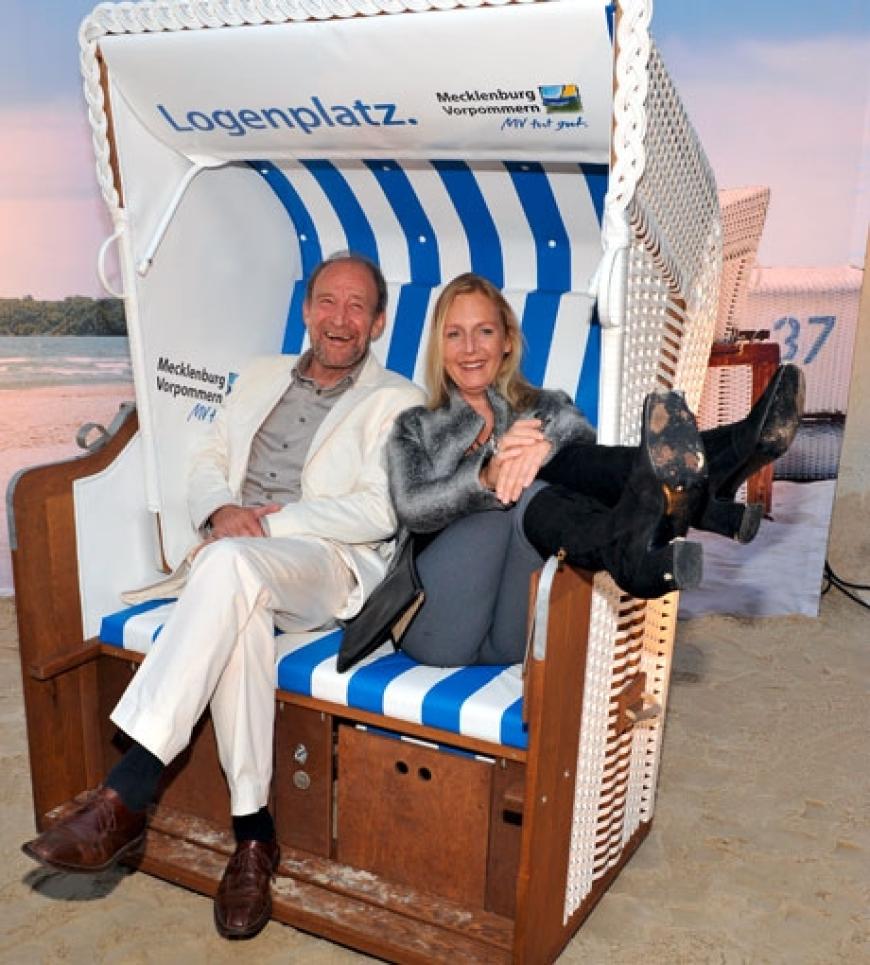 Das Schauspielerpaar Michael Mendl und Carolin Fink genießen das schöne Wetter und die entspannte Atmosphäre
