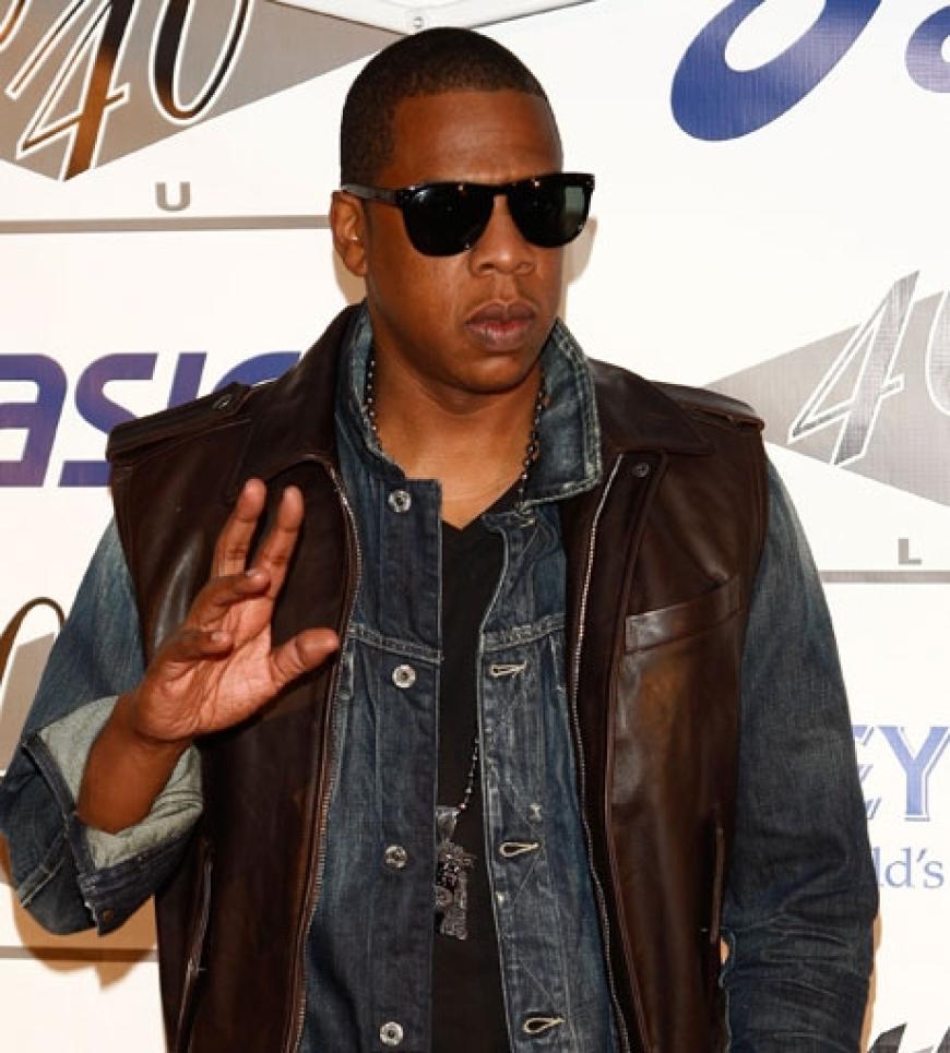 Jay-Z winkt seinen Fans zu. Doch leider ging er mit seiner Frau Beyoncé nicht zusammen über den roten Teppich