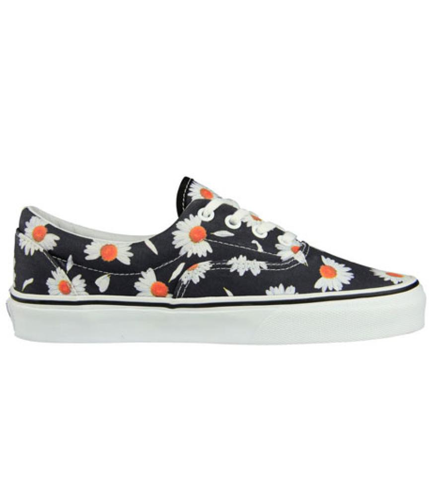 Blümchenwiese to go: Wie niedlich sind bitte diese Sneakers? Aber Achtung, Nachkauf-Gefahr! Von Footlocker, ca. 75 Euro. Über footlocker.eu