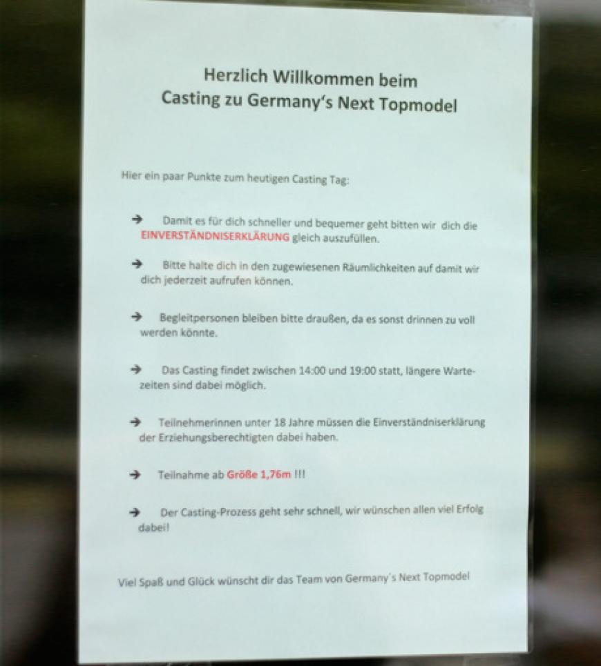 Der Willkommenszettel vor dem GNTM-Toren in Berlin. Dort werden die Mädels noch einmal auf die Mindestgröße von 1,76m hingewiesen. Und auch anderen Verhaltensmaßnahmen werden beschrieben. Na dann - viel Spaß!