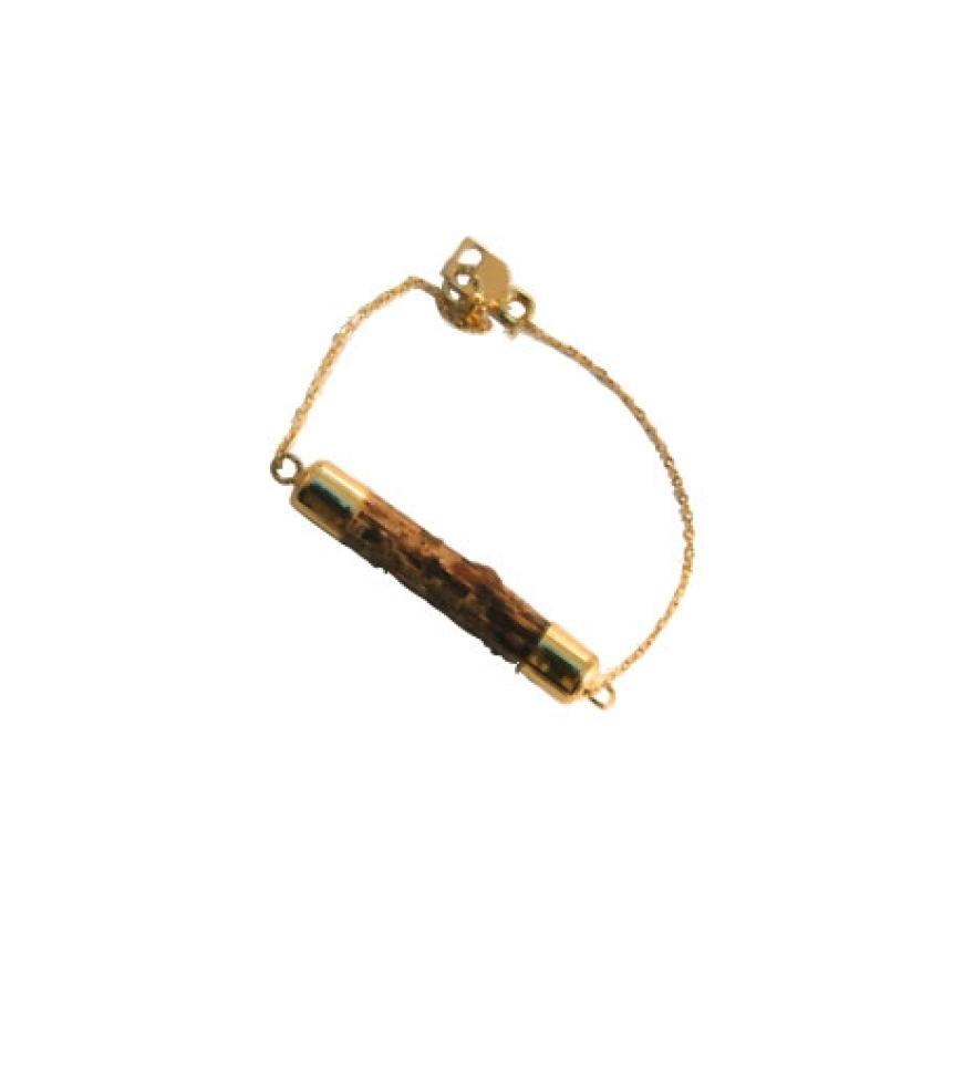 Goldenes Armband mit
ein´gearbeitetem Holzdetail von Sabrina Dehoff, ca. 105 Euro