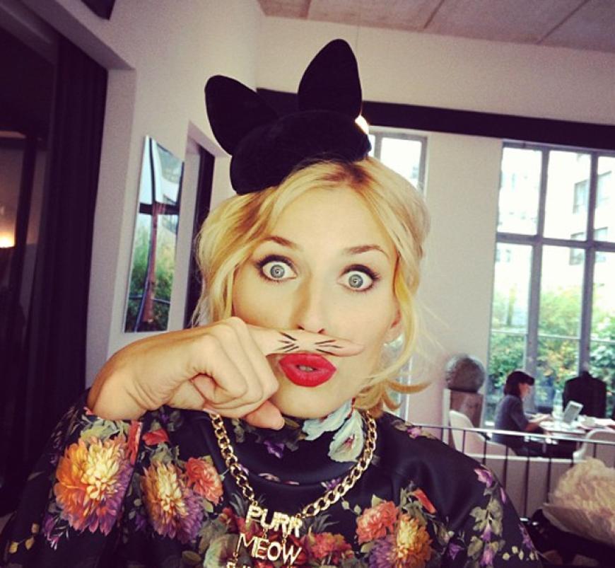 Model Lena Gercke übt hier schon mal für Halloween und verkleidet sich als schnurrendes Kätzchen - miau!