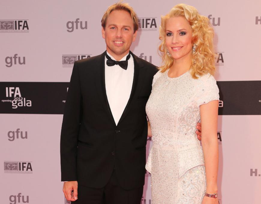 Steven Gaetjens und Judith Rakers stellen sich für ein Bild auf