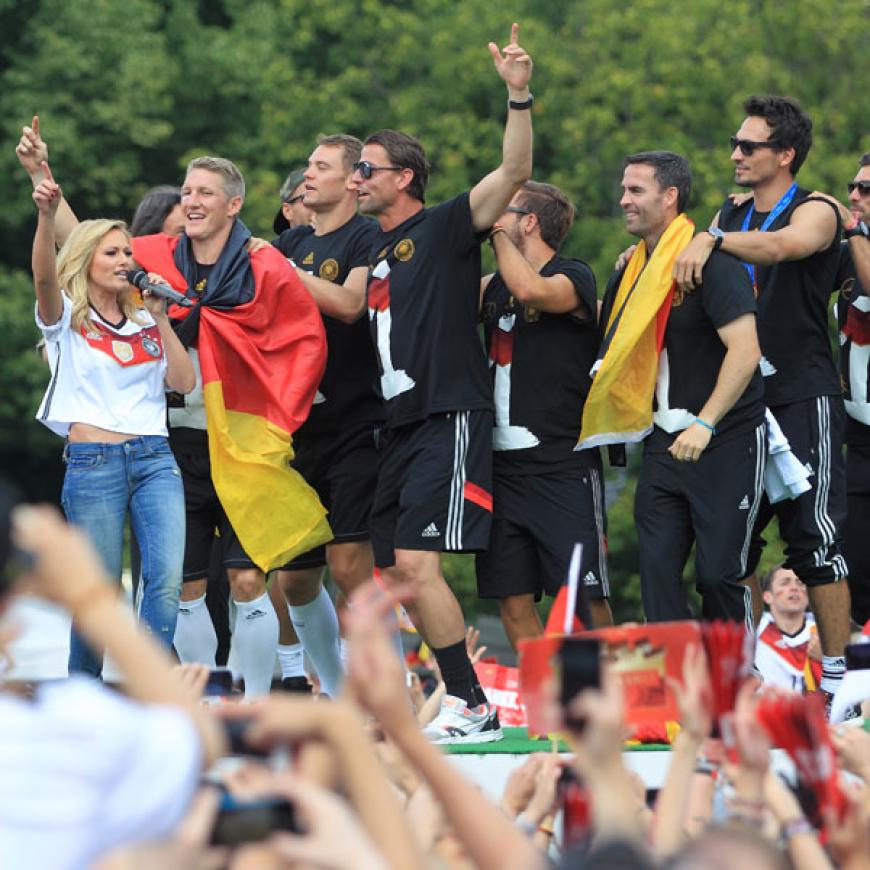 Nach dem Einheizen wird es richtig heiß! Helene Fischer stürmt die Bühne und schmettert