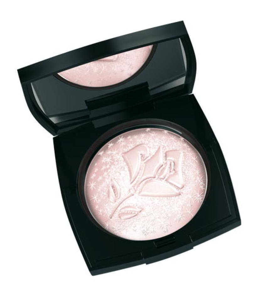 Wie in schimmerndem Frost gefangen! Der Multicolor-Kompaktpuder ist mit einer geprägten Lancôme-Rose verziert und leuchtet in zarten Rosé-Nuancen´