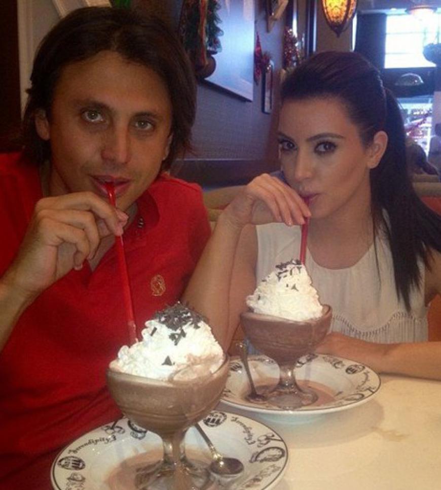 Mhmhmmmm: Kurvenstar Kim Kardashian genießt einen Frozen Chocolate. Ob Lover Kanye West das gut findet? Immerhin setzte er sie auf eine strikte Diät