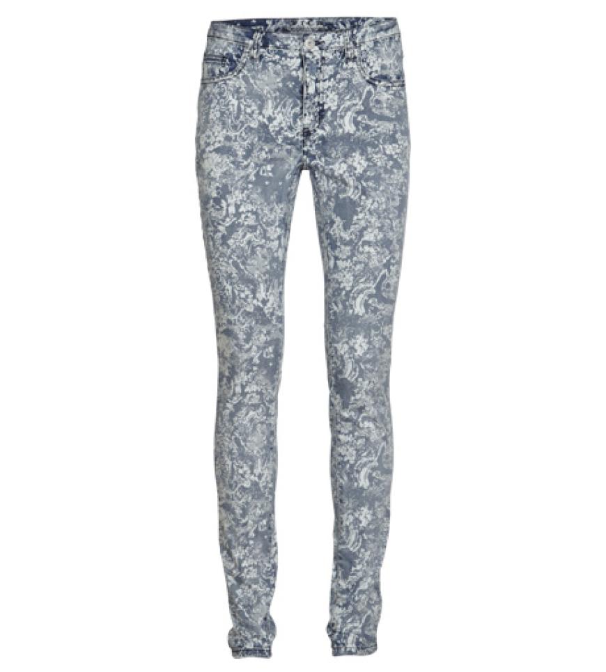 Es muss nicht immer blau auf weiß sein. Röhrenjeans von Vila, ca. 55 Euro