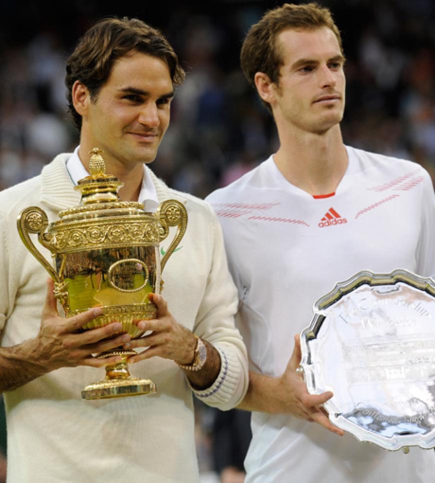 Der Sieger und der Zweitplatzierte: Roger Federer mit dem Pokal, der geschlagene Brite Andy Murray