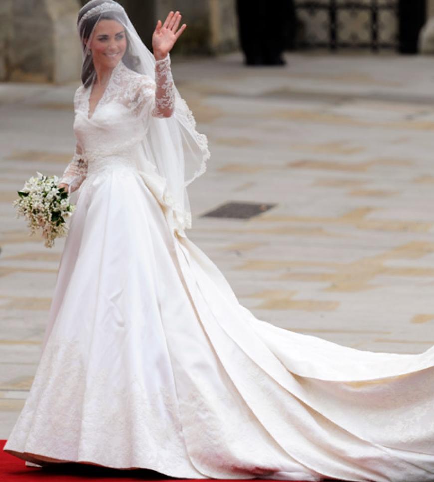 Unvergessen: Kate Middleton bei ihrer großen Hochzeit. Ihr zauberhaftes Brautkleid bestand aus einem Spitzenoberteil und langer Schleppe und wurde von Alexander McQueens Chefdesignerin Sarah Burton kreiert