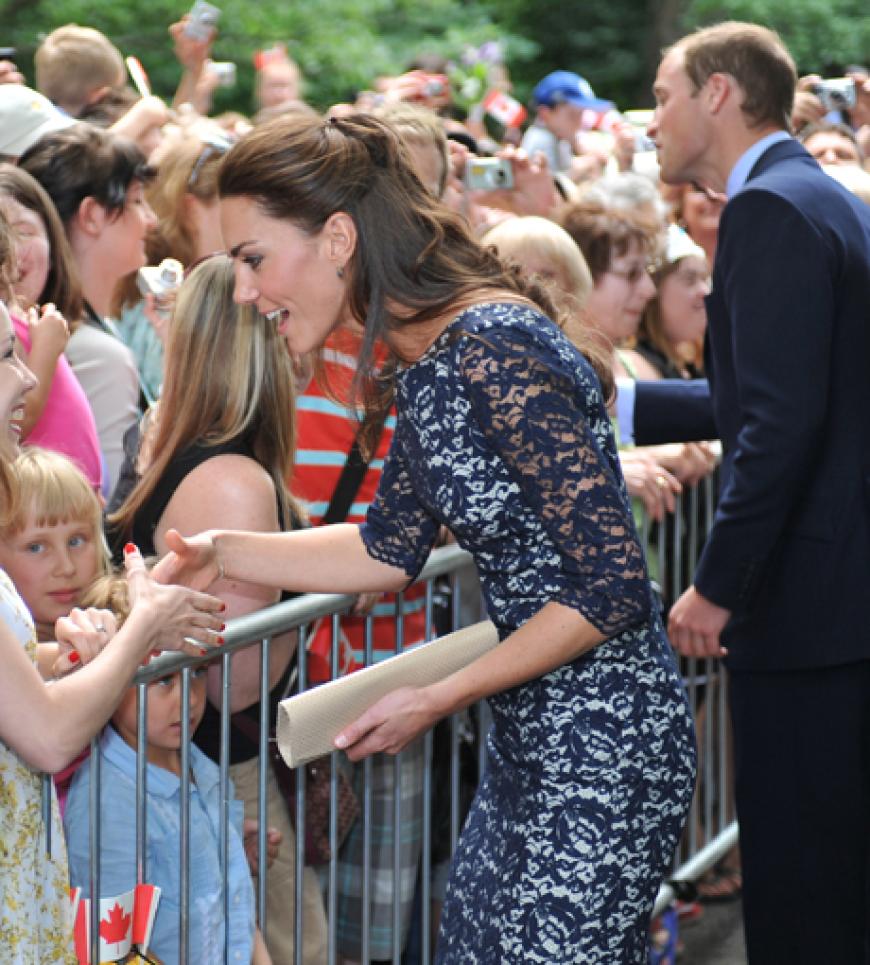 Kate gab den wartenden Fans fleißig Autogramme und sah in ihrem Spitzenkleid von Erdem Moralioglu wunderhübsch aus