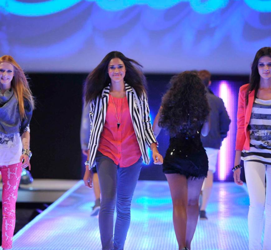 Maike Lisa van Grieken, Lovelyn Enebechi und Luise Will (v.l.) bei der Camp-David-Show