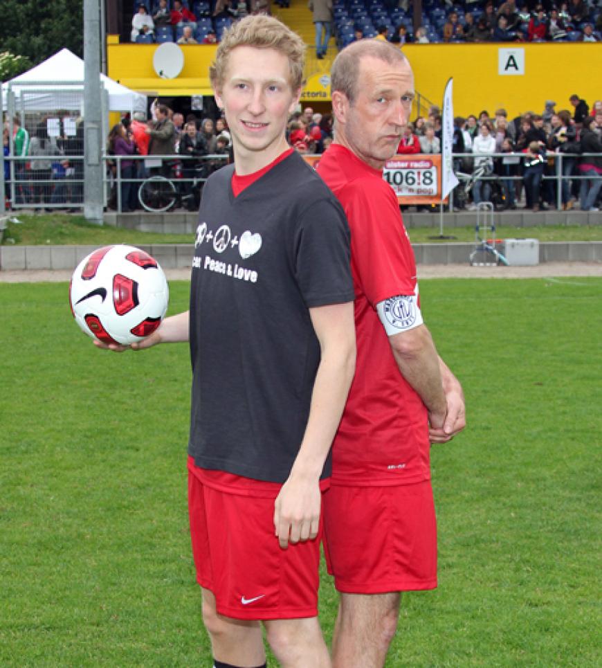 Vater und Sohn: Louis Klammroth und Peter Lohmeyer spielten vor 4000 Zuschauern für den guten Zweck