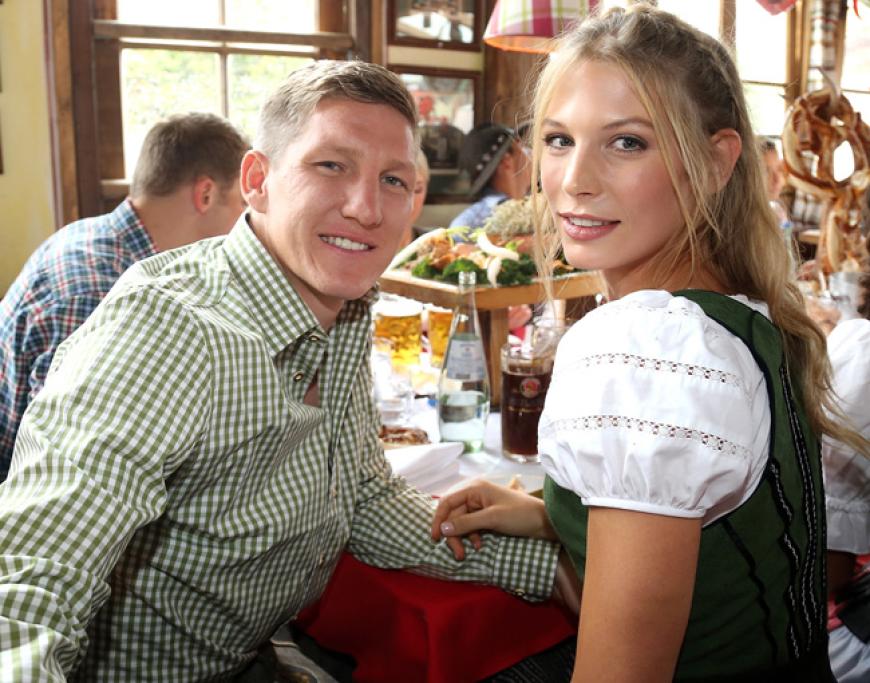 Die Fußballer vom FC Bayern München haben die Wiesn traditionell auch in diesem Jahr wieder besucht. Bastian Schweinsteiger mit seiner Freundin Sarah Brandner