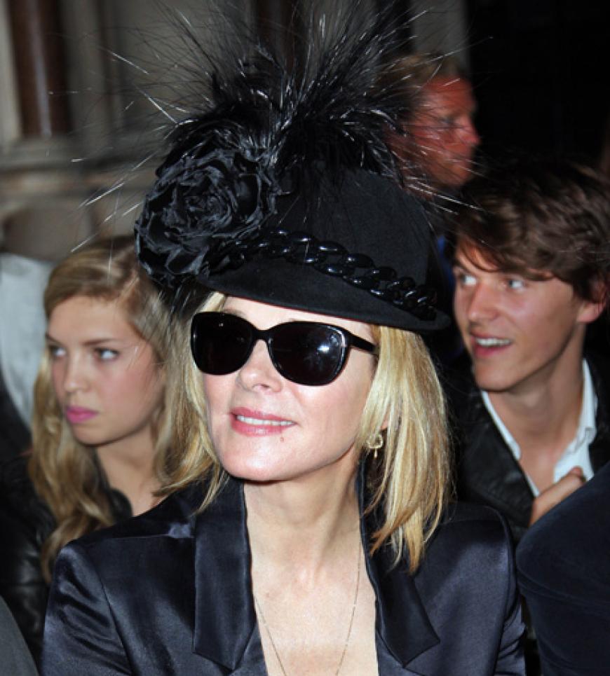 Die opulente Kopfbedeckung von Kim Cattrall auf der London Fashion Week war mehr als ausladend. Ein kleinerer Hut hätte es auch getan. Das haben sich sicher auch die Zuschauer in der Reihe hinter ihr gedacht