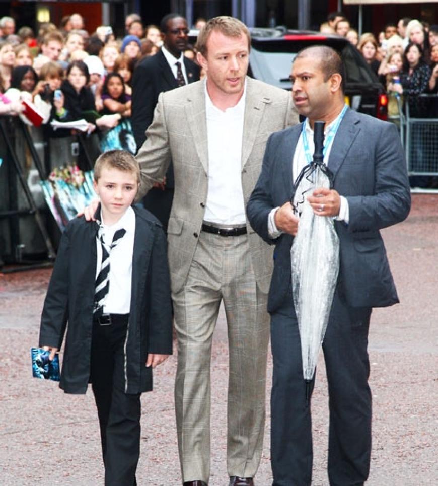 Guy Ritchie läuft mit Sohn Rocco zur Premiere