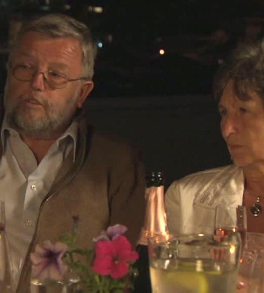 Leider müssen Jans Eltern ihn enttäuschen: Sie sind sich uneinig, für wen sich Jan entscheiden soll. Während Heinz für Mona plädiert, setzt Helga auf Alissa