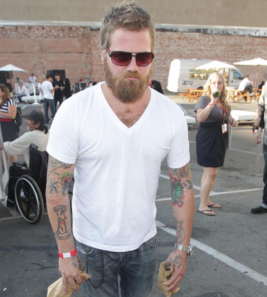 Tragisch: Der plötzliche Tod von Jackass-Star Ryan Dunn. Mit über 220 Stundenkilometern und knapp 2 Promille Alkohol im Blut raste Ryan am 20.06.2011 in einen Wald und verunglückte tödlich. Stars und Fans weltweit trauern um den Stuntman