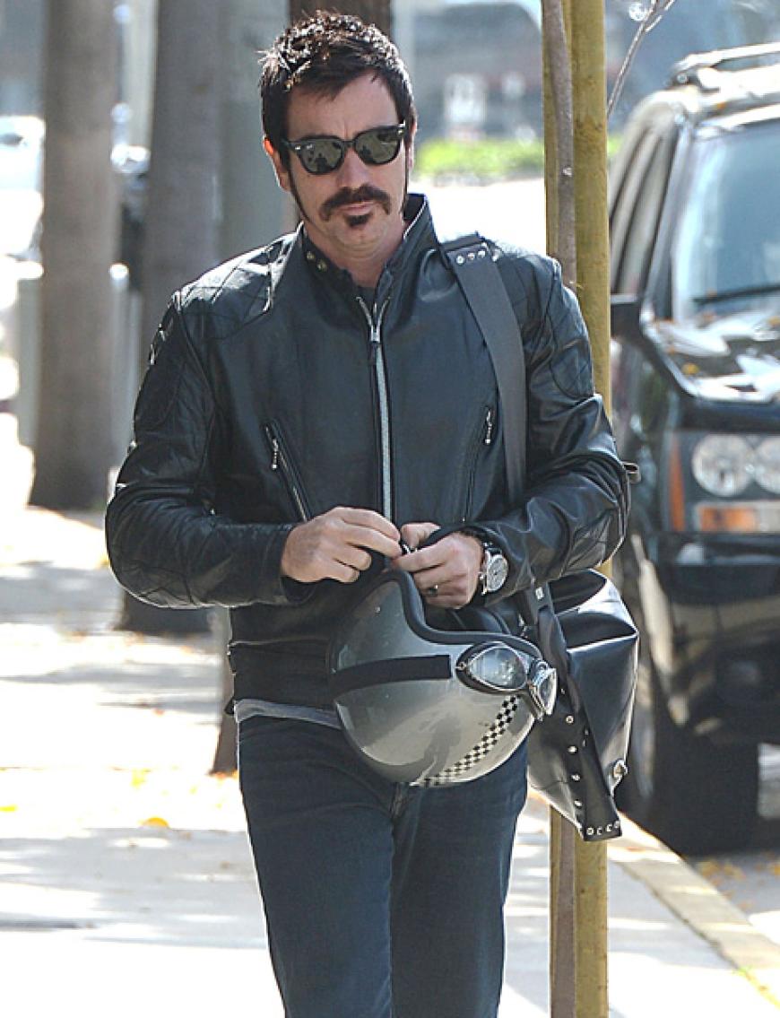 Fast hätten wir ihn auch ohne Helm nicht erkannt. Es ist: Ewan McGregor - mit dunkler Sonnebrille und Porno-Schnurrbart!