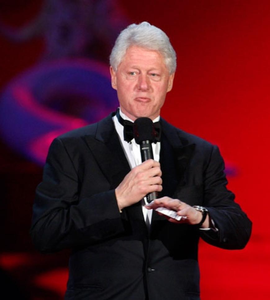 Bill Clinton spricht zum Publikum, seine Stiftung betreibt ein großes Aidsprogramm