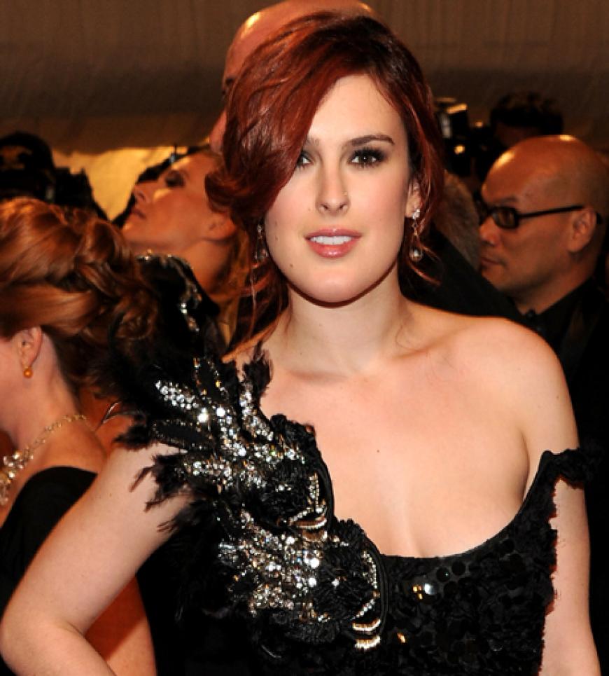 Rumer Willis entschied sich für eine Robe vom Label Badgley Mischka Couture, für das die Tochter von Demi Moore auch als Model vor der Kamera steht